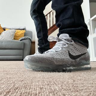 vapormax on feet with jeans